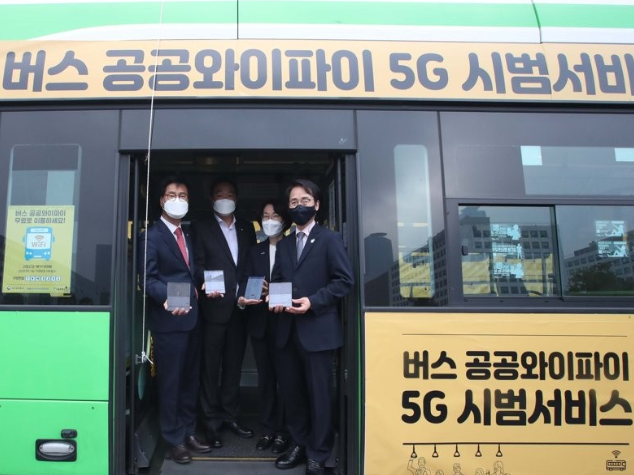27일 오전 서울 여의도 국회 정문에서 열린 '버스 공공와이파이 5G 시범서비스' 시연 모습. 사진ㅣ연합뉴스