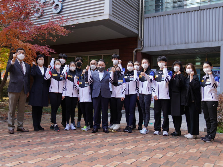 윤홍근 제너시스BBQ 그룹 회장이 지난 2일 태릉실내빙상장에서 피겨 스케이팅 대표팀 선수단과 기념 사진을 촬영하고 있는 모습. 사진ㅣBBQ 