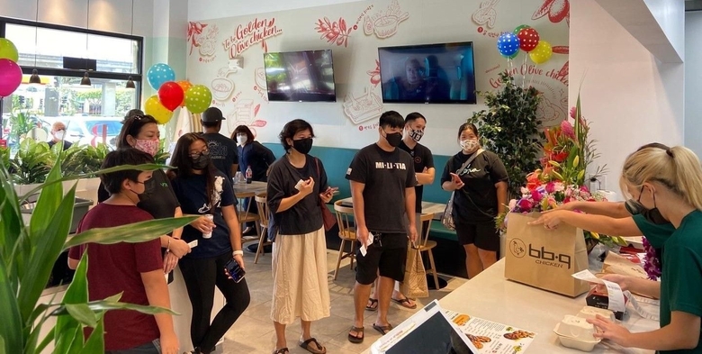 BBQ 하와이 쿠오노몰점에서 주문한 고객들이 BBQ 치킨이 나오기를 기다리고 있는 모습. 사진ㅣ제너시스BBQ