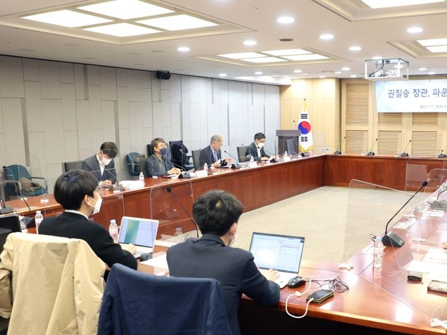 지난 3일 서울 국회 의원회관에서 중소 팹리스와 파운드리 기업 간 협력 강화를 위한 상생토론회가 열리고 있다.<br>
사진ㅣ중소벤처기업부