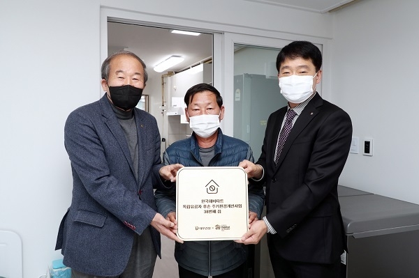 최완호 한국해비타트 서울지회 이사장(사진 왼쪽), 독립유공자 후손 이정일 씨(사진 가운데), 이강석 대우건설 인사관리지원본부 상무(사진 오른쪽)가 기념사진을 촬영하고 있다. 사진ㅣ대우건설 제공