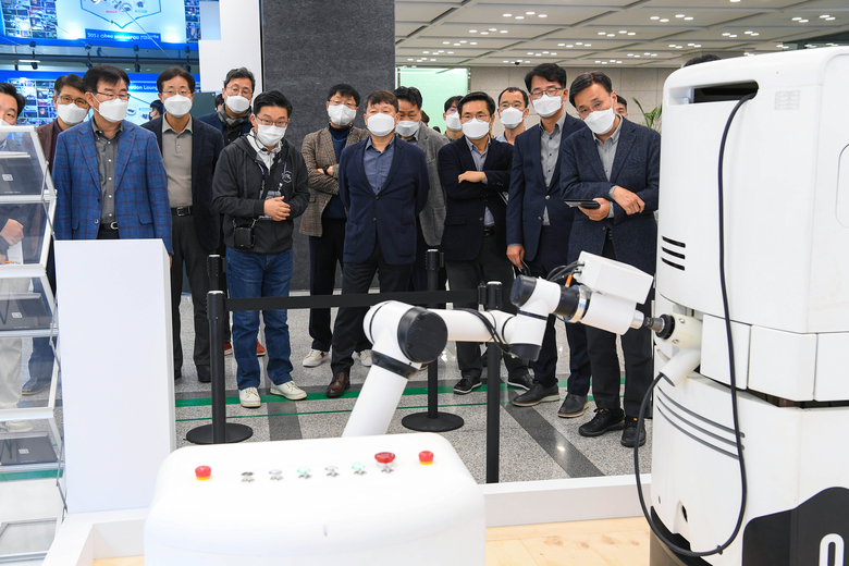 현대차그룹 ‘2021 오픈 이노베이션 라운지’에 참가한 현대차그룹 임직원들이 국내외 스타트업들의 유망 신기술에 대해 설명을 듣고 있는 모습. 사진ㅣ현대차그룹.