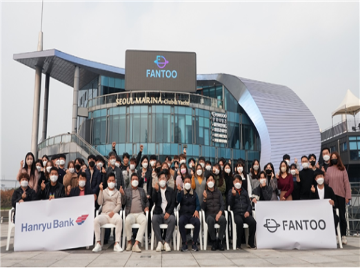 한류뱅크 임직원들이 서울마리나 사옥에서 기념사진을 촬영하고 있다 사진ㅣ한류뱅크
