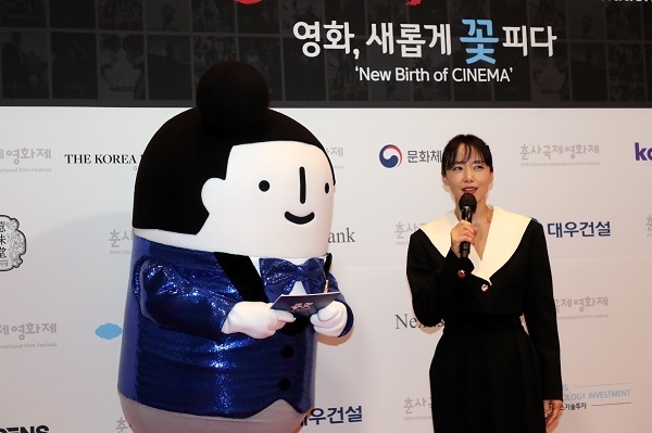 대우건설 캐릭터 홍보대사 ‘정대우 과장’(사진 왼쪽)이 춘사국제영화제에 참여한 영화배우 전도연(사진 오른쪽)의 인터뷰를 돕고 있는 모습. 사진ㅣ대우건설 