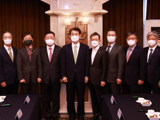 23일 서울 여의도 켄싱턴호텔 정은보 금감원장과 증권사 CEO들이 간담회 후 사진촬영을 하고 있다 사진|연합뉴스
