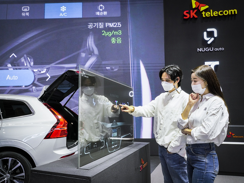 SKT 홍보 모델이 ‘누구 오토’를 소개하고 있는 모습 사진ㅣSK텔레콤