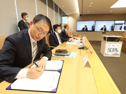 KT가 25일 화상으로 진행된 제 11차 SCFA 총회에서 중국의 차이나모바일, 일본의 NTT 도코모와의 전략적 제휴를 5년 연장하고 동북아 3개국을 대표하는 통신 사업자간 협력을 더욱 강화하기로 했다고 26일 밝혔다. 사진ㅣKT