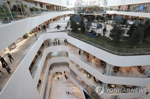 더현대서울, 3층 의류매장 천장 일부 붕괴 사고 발생. 사진ㅣ연합뉴스