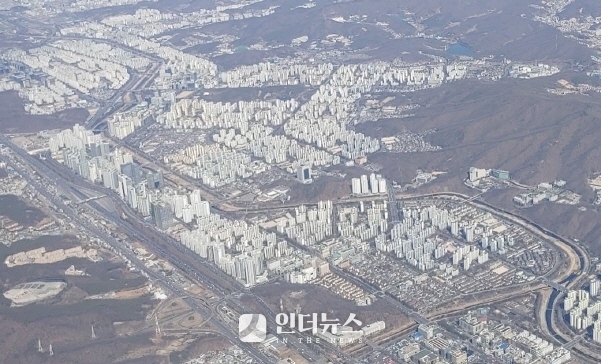 경기도 성남시 상공에서 본 수도권 내 아파트 단지 모습. 사진│김용운 기자