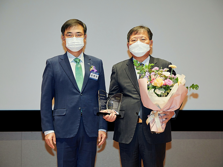 3일 열린 ‘2021 ESG 우수기업’ 시상식에서 이효율 풀무원 대표(사진 오른쪽)가 ‘ESG 대상’ 상패를 들고 손병두 한국거래소 이사장과 기념사진을 찍고 있는 모습. 사진ㅣ풀무원