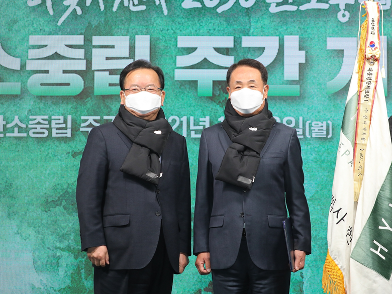 6일 오전 진행된 ‘2021 친환경 기술진흥 및 소비촉진 유공’ 정부포상 탄소중립생활실천부문 시상식에서 김형종 현대백화점 사장(오른쪽)과 김부겸 국무총리(왼쪽)가 기념사진을 촬영하고 있는 모습. 사진ㅣ현대백화점