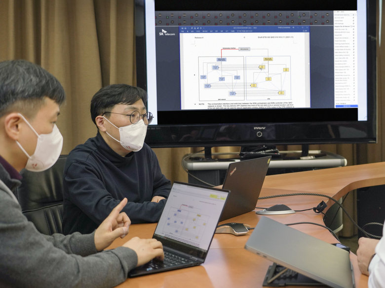 SKT는 ‘양자암호통신 네트워크 통합관리규격 표준(ETSI GS QKD-018)’이 유럽전기통신표준화기구(ETSI)에서 표준으로 인정됐다고 9일 밝혔다. ETSI 표준화 회의에 참석한 SK텔레콤 연구원이 화상회의를 하고 있다. 사진ㅣSKT<br>

