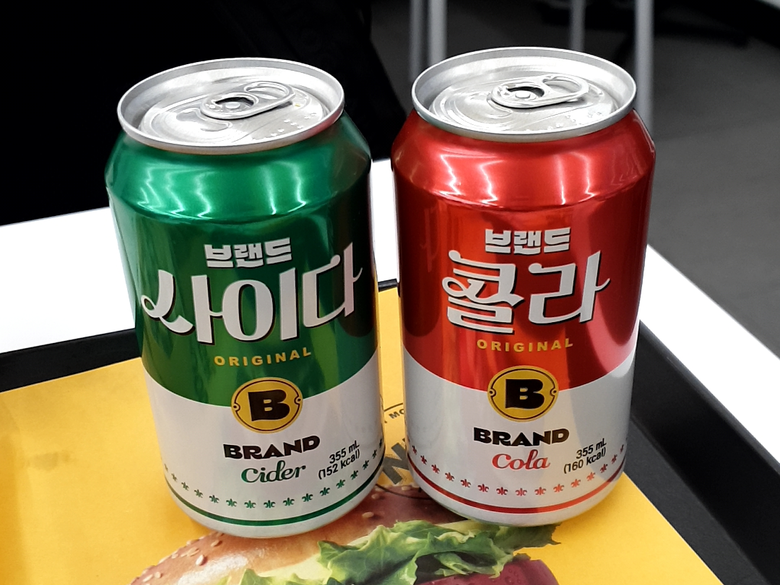 노브랜드 버거가 출시한 자체 탄산 음료 ‘브랜드 콜라’·‘브랜드 사이다’. 사진ㅣ인더뉴스
