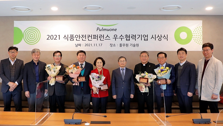 지난달 17일 충북 오송 소재 풀무원기술원에서 사전 진행한 우수 협력기업 시상식에서 이상윤 풀무원기술원 원장(왼쪽 여섯번째)과 5개 우수 협력기업 대표자들이 시상식 후 상패를 들고 기념사진을 촬영하고 있는 모습. 사진ㅣ풀무원