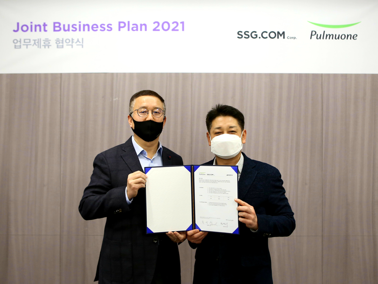 황운기 SSG닷컴 상품본부장(오른쪽)과 천영훈 풀무원 영업본부장이 업무협약 체결 후 기념사진 촬영을 하고 있는 모습. 사진ㅣSSG닷컴 
