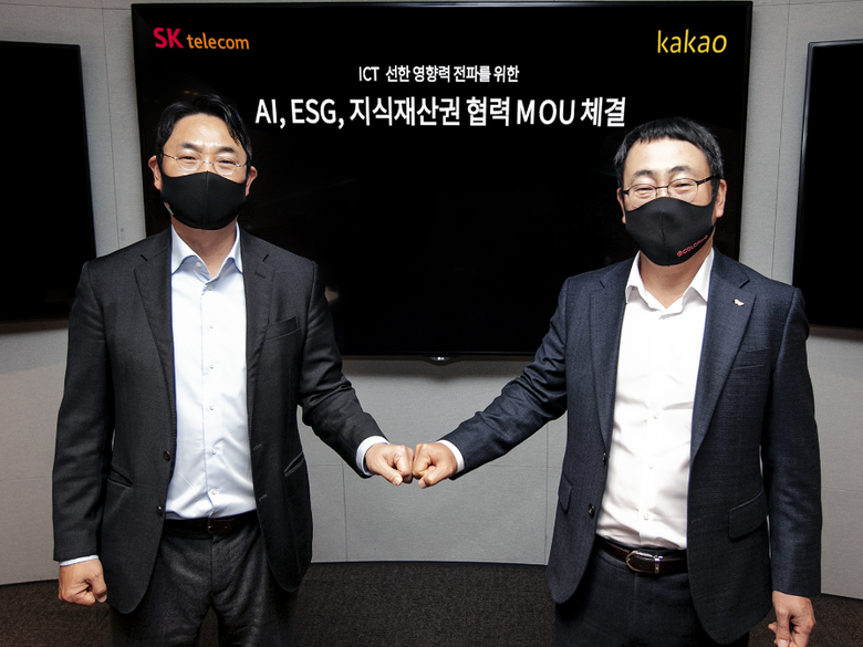SKT와 카카오는 양사가 공동 출자한 ‘ESG(환경∙사회∙지배구조) 펀드’를 통해 ESG 분야 혁신 스타트업에 본격적인 투자를 시작했다고 20일 밝혔다. 사진은 여민수 카카오 공동대표(왼쪽)와 유영상 SK텔레콤 대표이사가 지난 3월 경기도 성남시에 위치한 카카오 판교 오피스에서 MOU를 체결한 모습. 사진ㅣSKT
