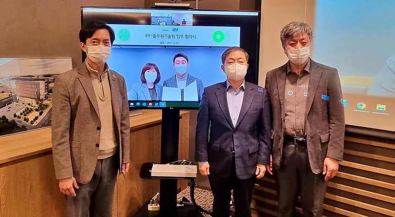 이상윤 풀무원기술원 원장(왼쪽 네번째)과 정성운 IFF 상무(왼쪽 세번째)가 협약 체결 후 참석자들과 함께 기념 촬영을 하고 있는 모습. 사진ㅣ풀무원