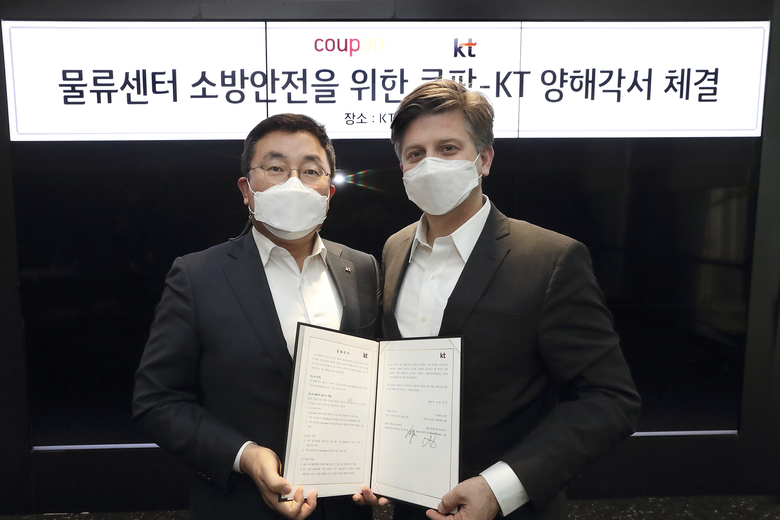 라이언 브라운 쿠팡 환경보건안전 총괄 부사장(오른쪽)과 송재호 KT AI/DX융합사업부문장 부사장(왼쪽)이 ‘물류센터 소방안전을 위한 쿠팡-KT 양해각서’ 체결식에서 기념 촬영을 하고 있는 모습. 사진ㅣ쿠팡