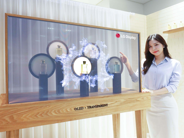 LG디스플레이 'CES 2022' 투명 쇼케이스 사진ㅣLG 디스플레이