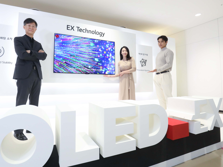 9일 마곡 LG사이언스파크에서 열린 'OLED.EX' 미디어데이에서 LG디스플레이 대형 사업부장 오창호 부사장(왼쪽)이 차세대 TV 패널 'OLED.EX'를 소개하고 있다. 사진ㅣLG 디스플레이