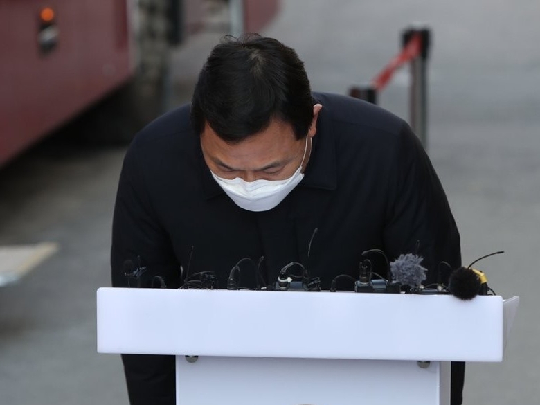 유병규 HDC현대산업개발 대표이사가 12일 광주광역시 서구 아파트 신축공사 외벽 붕괴사고 현장을 찾아 사과를 하고 있다. 사진ㅣ연합뉴스