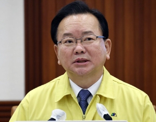 김부겸 국무총리가 14일 정부서울청사에서 열린 코로나19 대응 중앙재난안전대책본부 회의를 주재하고 있다. 사진│연합뉴스