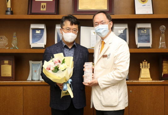 14일 삼성서울병원 일원캠퍼스에서 열린 감사패 전달식에서 bhc그룹 박현종 회장(왼쪽)과 삼성서울병원 박승우 원장(오른쪽)이 기념촬영을 하고 있다. 사진│bhc그룹