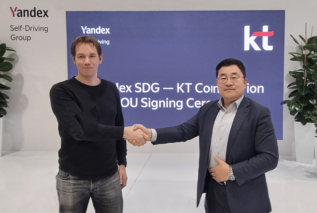 KT AI/DX융합사업부문장 송재호 부사장(사진 왼쪽)과 얀덱스 SDG의 드미트리 폴리슈크(Dmitry Polishchuk) CEO. 사진│KT
