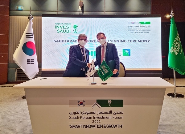 후세인 알 카타니 S-OIL CEO(사진 왼쪽)와 올리비에 토렐 사우디 아람코 부사장이 지난 18일 사우디아라비아 리야드에서 열린 한-사우디 스마트 혁신성장 포럼에서 수소 공급망 구축 협력 MOU를 체결한 이후 사진촬영에 임하고 있다. 사진ㅣS-OIL 