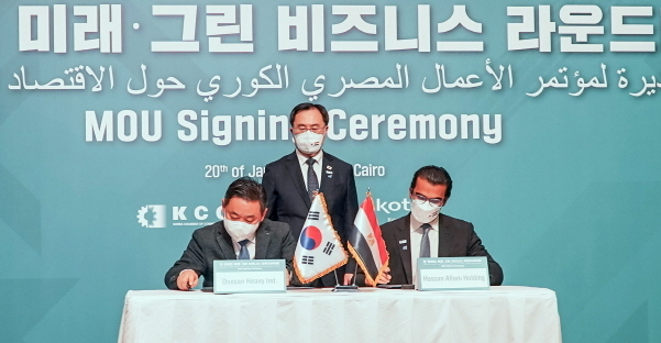 이집트 카이로에서 개최된 해수담수화 프로젝트 협력에 대한 양해각서(MOU) 체결식에서 관계자들이 서명을 하고 있다. 사진│두산중공업 