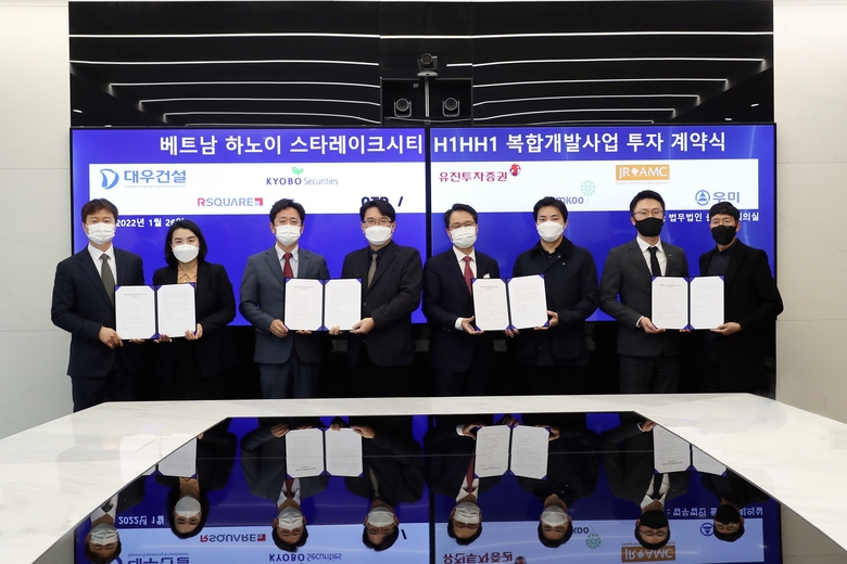 한승 대우건설 신사업추진실장(왼쪽 4번째)을 비롯한 공동 투자사 관계자들이 투자 계약식 이후 사진촬영에 임하고 있다. 사진ㅣ대우건설