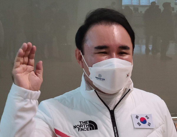 윤홍근 베이징 동계올림픽 대한민국 국가대표 선수단장이 지난 31일 인천공항에서 출국 전 인사를 하고 있다. 사진│한국빙상연맹