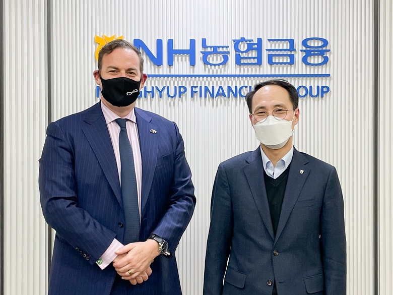 김용기 NH농협은행 글로벌 사업부문장(오른쪽)과 마이클 뉴먼 호주 NSW 투자청 북아시아 수석 무역 및 투자위원. 사진|NH농협은행