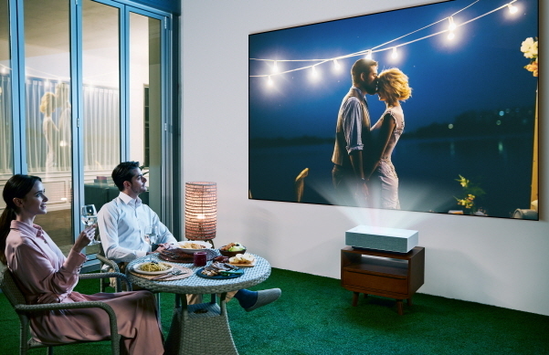  LG 시네빔 레이저 4K 신제품 HU715Q 시연 모습. 사진│LG전자