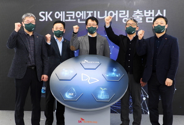 15일 서울 종로구 트윈트리타워에 새로 마련된 SK에코엔지니어링 사옥에서 열린 출범식에서 윤혁노 SK에코엔지니어링 대표(사진 가운데) 및 임원 등이 기념촬영을 하고 있다. 사진│에코엔지니어링