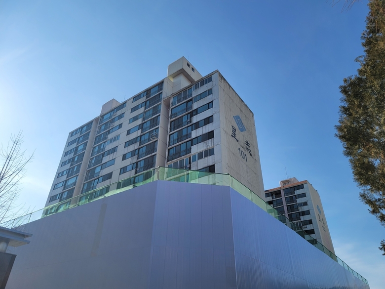 국내 첫 3개 층 수직증축 리모델링 허가를 받은 아파트인 송파 성지아파트 단지 전경. 포스코건설이 리모델링 시공을 맡은 성지아파트는 2차례에 걸친 안전진단을 통과하며 층 수를 기존 15층에서 18층으로 확장하는 수직증축 리모델링에 돌입했다. 사진ㅣ홍승표 기자