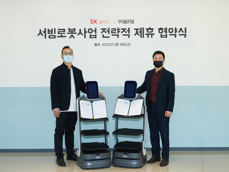 김민수 우아한형제들 서빙로봇실장(왼쪽)과 김윤호 SK쉴더스 전략사업그룹장이 지난 18일 서울 문정동 가든파이브에서 ‘서빙 로봇 사업 전략적 제휴 업무협약’을 체결한 뒤 기념촬영을 하고 있는 모습. 사진ㅣ우아한형제들