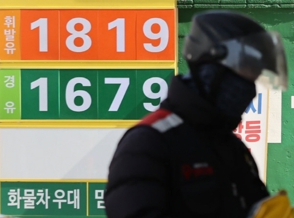 지난 3일 서울 시내의 한 주유소 모습. 사진│연합뉴스