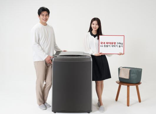 모델들이 'LG 통돌이 세탁기' 신제품(모델명: TS24BVD)을 소개하고 있다. 사진│LG전자