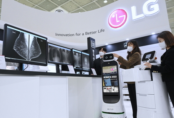 10일 서울 삼성동 코엑스에서 열린 'KIMES 2022'에서 LG전자 의료용 모니터와 비대면 의료 환경에 최적화된 LG 클로이 로봇들을 체험하고 있다. 사진│LG전자