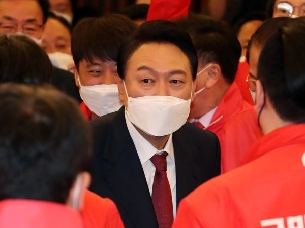 제20대 대통령으로 선출된 윤석열 당선인이 서울 여의도 국회도서관에 마련된 국민의힘 대통령선거 개표상황실에서 당직자들과 인사를 나누고 있다. 사진ㅣ연합뉴스