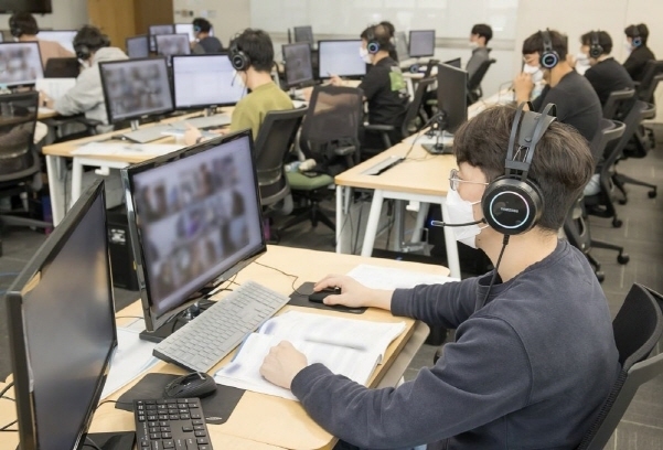 지난해 하반기 온라인 직무적성검사(GSAT)를 앞두고 감독관들이 응시자들을 대상으로 예비소집을 진행한 모습. 사진│삼성전자