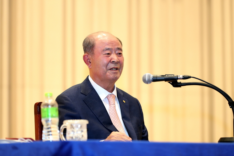 정창선 중흥그룹 회장이 직원들에게 격려사를 전달하고 있는 모습. 사진ㅣ대우건설