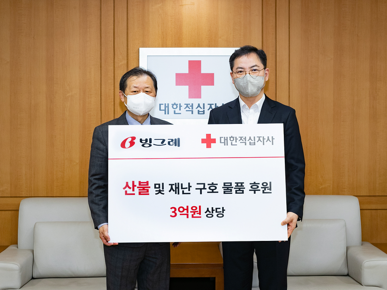 신희영 대한적십자사 회장(왼쪽), 김기현 빙그레 홍보담당 상무(오른쪽). 사진ㅣ빙그레