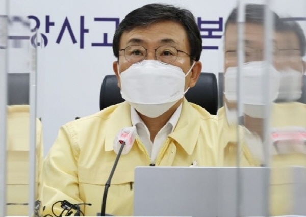 권덕철 중앙재난안전대책본부 1차장(보건복지부 장관)이 18일 오전 세종시 정부세종청사에서 열린 코로나19 대응 중앙재난안전대책본부 회의를 주재하고 있다. 사진│연합뉴스