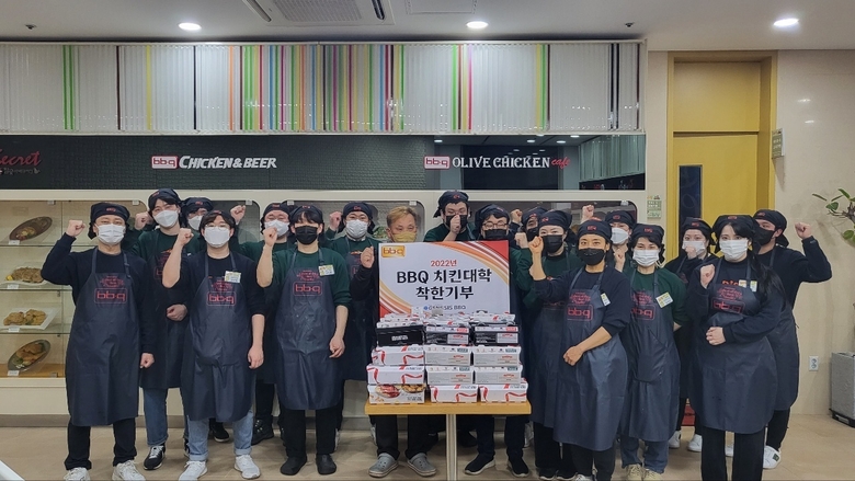 BBQ치킨이 지난 11일 치킨대학에서 베데스다에 치킨을 전달하는 모습. 사진ㅣBBQ치킨