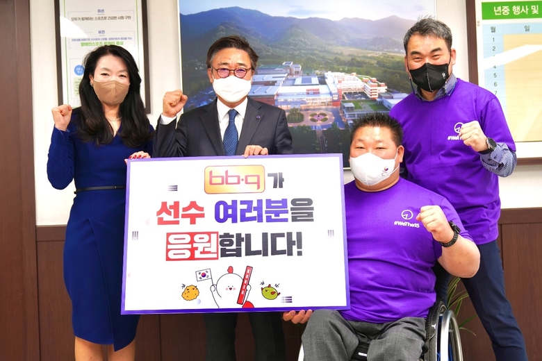 BBQ 관계자와 박종철 대한장애인체육회 선수촌장(오른쪽 두번째), 박승재 훈련기획부 부장(오른쪽 첫번째)의 기념촬영 모습. 사진ㅣBBQ