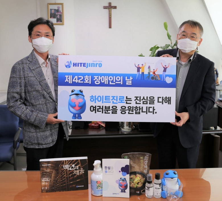 정세영 하이트진로 수석팀장(왼쪽), 허명환 하상장애인복지관 관장(오른쪽). 사진ㅣ하이트진로