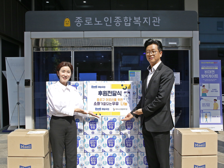 고정수 매일유업 홍보본부장이 종로노인종합복지관에 제품을 전달하는 모습. 사진ㅣ매일유업