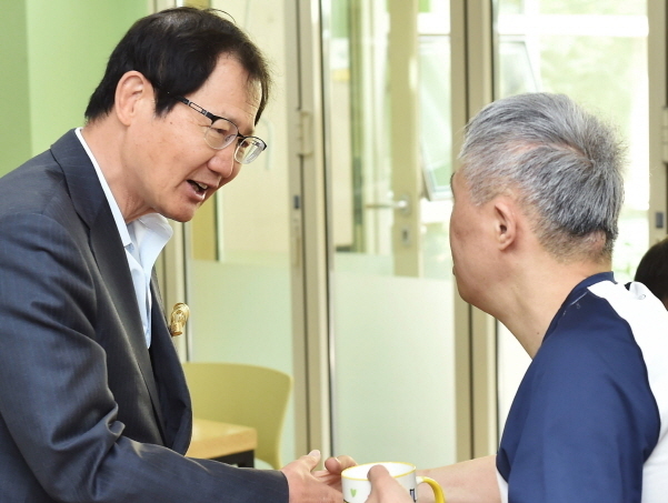 지난 2019년 5월 서울시 은평재활원에서 박찬구 금호석유화학그룹 회장이 맞춤형 보장구 전달식을 마친 후 시설 내부를 돌아보며 시설 거주자와 대화를 나누고 있다. 사진│금호석유화학